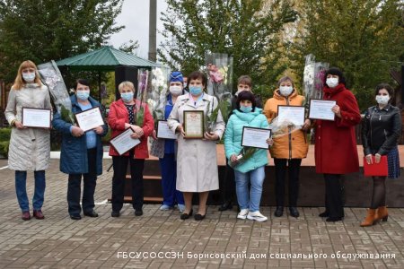 Замгубернатора области Н.Н. Зубарева наградила сотрудников интерната